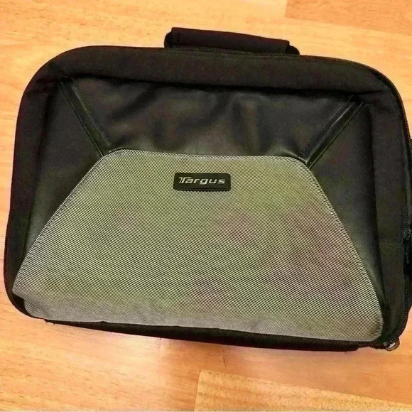 Targus In Car Portable DVD Player Case - 10 in - Picture 1 of 10
